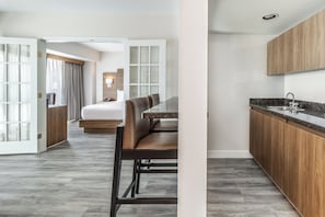 Suite, 1 King Bed with Sofa bed, Kitchenette, Corner | Private kitchen - Atrium Hotel Vancouver (Vancouver)