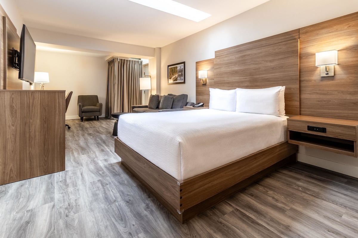 Kamer, 1 queensize bed met slaapbank, geen ramen | Pillowtop-bedden, een kluis op de kamer, een bureau, een laptopwerkplek