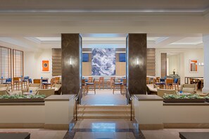 Desayuno buffet diario (USD 31 por persona)