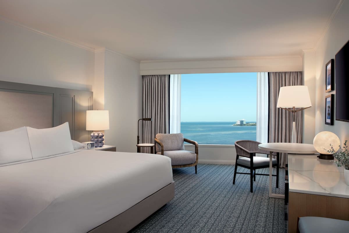 Chambre, 1 très grand lit, vue sur la baie | Literie de qualité, coffre-fort, bureau, rideaux d’obscurcissement