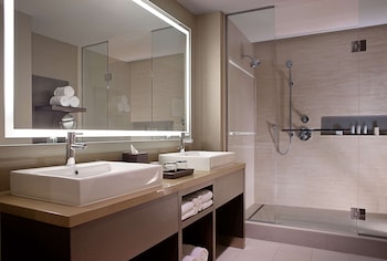 Executive Room | Bathroom | Free toiletries, hair dryer, slippers, towels at Grand Hyatt Tampa Bay