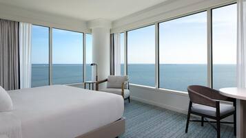 Kamar Eksekutif | Seprai premium, brankas, meja kerja, dan tirai kedap cahaya