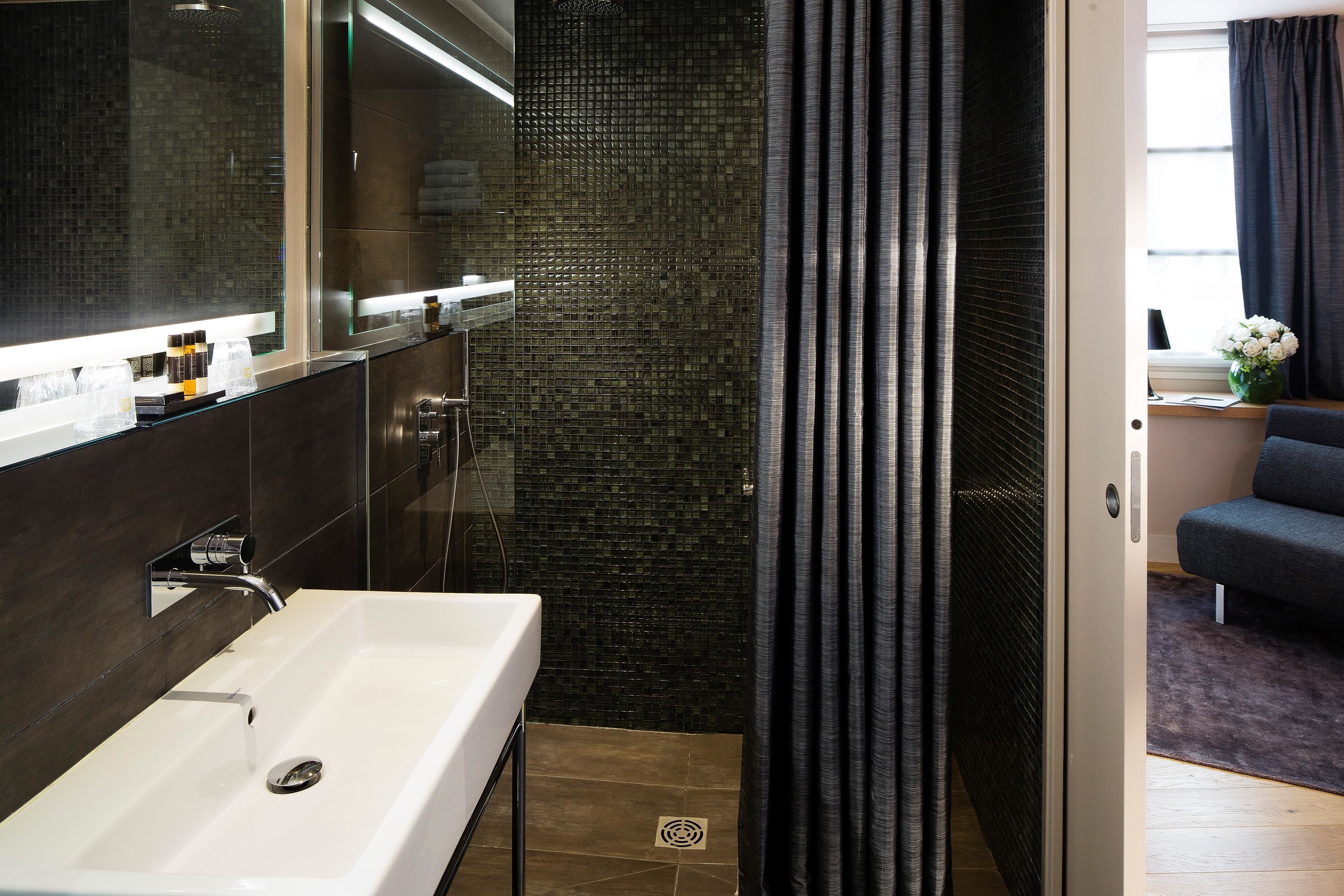 executive room, 1 queen bed, non smoking | bathroom | eco-friendly toiletries, hair dryer, towels