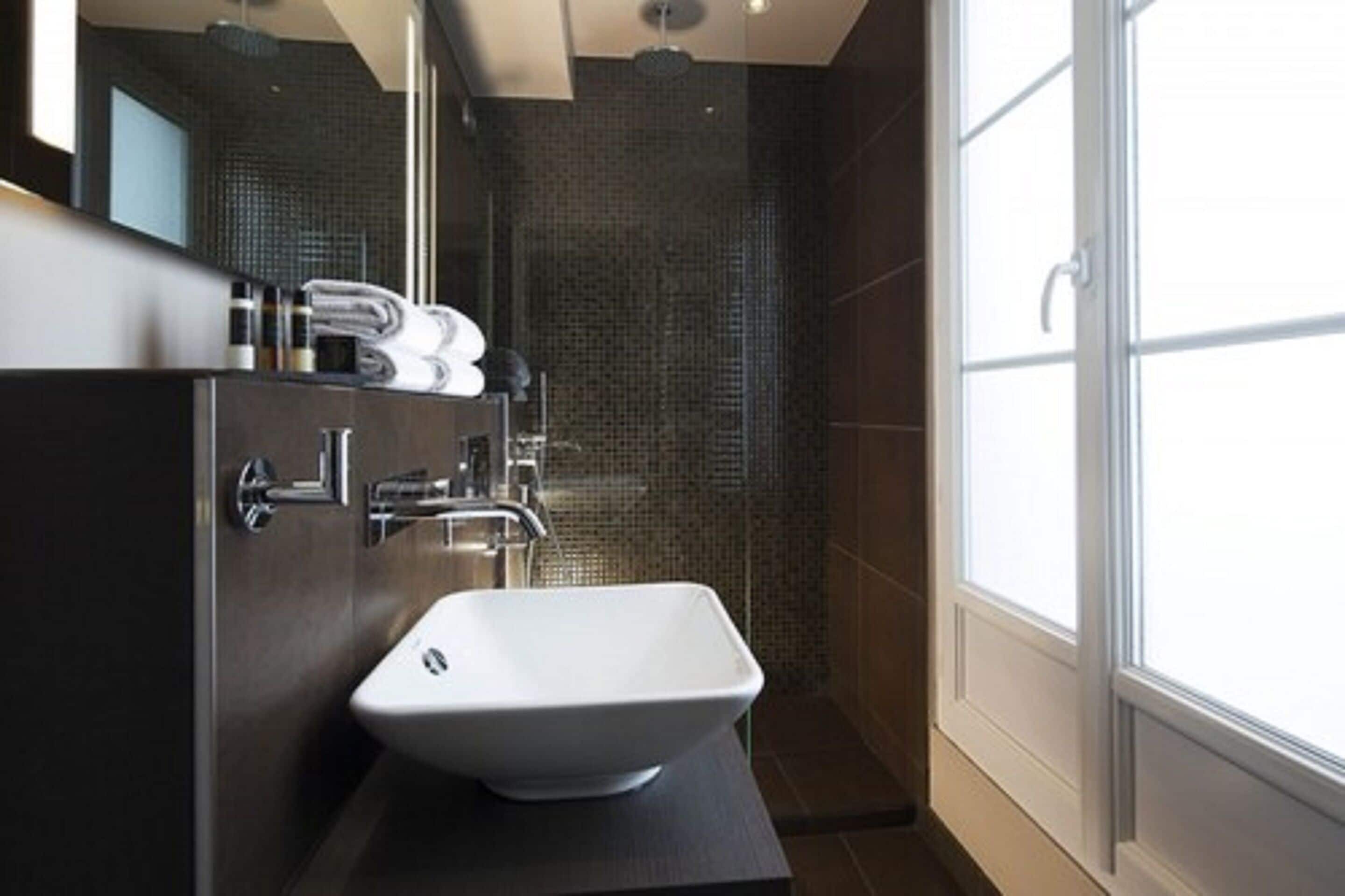 executive room, 1 queen bed, non smoking | bathroom | eco-friendly toiletries, hair dryer, towels