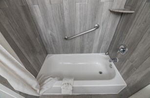 Secador de cabelo, toalhas de banho