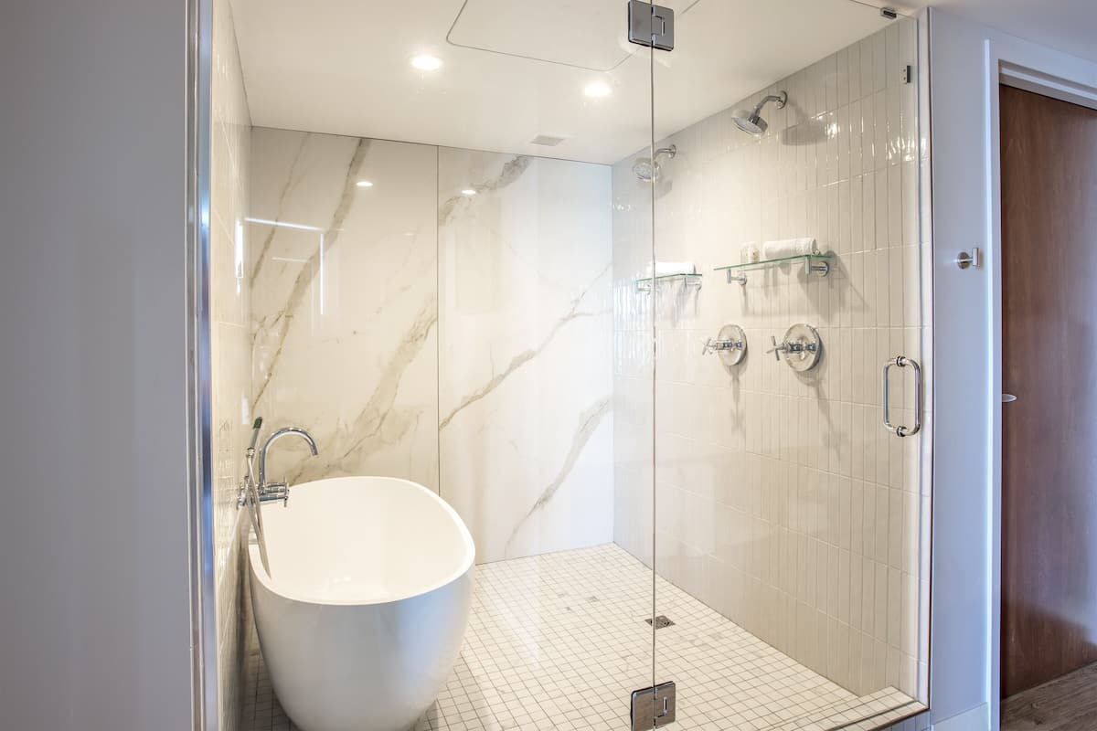 executive suite, 1 king bed, bay view (bay view king suite.) | bathroom | combined shower/bathtub, eco-friendly toiletries, hair dryer, towels