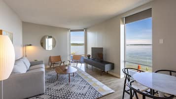 Executive suite, 1 kingsize bed, uitzicht op baai (Bay View King Suite.) | Woonruimte | Een flatscreentelevisie