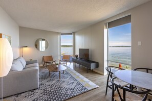 行政套房, 1 张特大床, 海湾景观 (Bay View King Suite.) | 起居区 | 47-英寸纯平电视 （配备有线频道）、电视