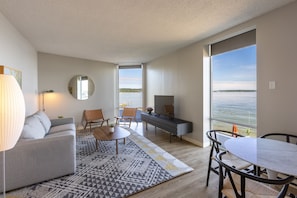 Executive-Suite, 1 King-Bett, Buchtblick (Bay View King Suite.) | Wohnbereich | 47-Zoll-Flachbildfernseher mit Kabelempfang, Fernseher