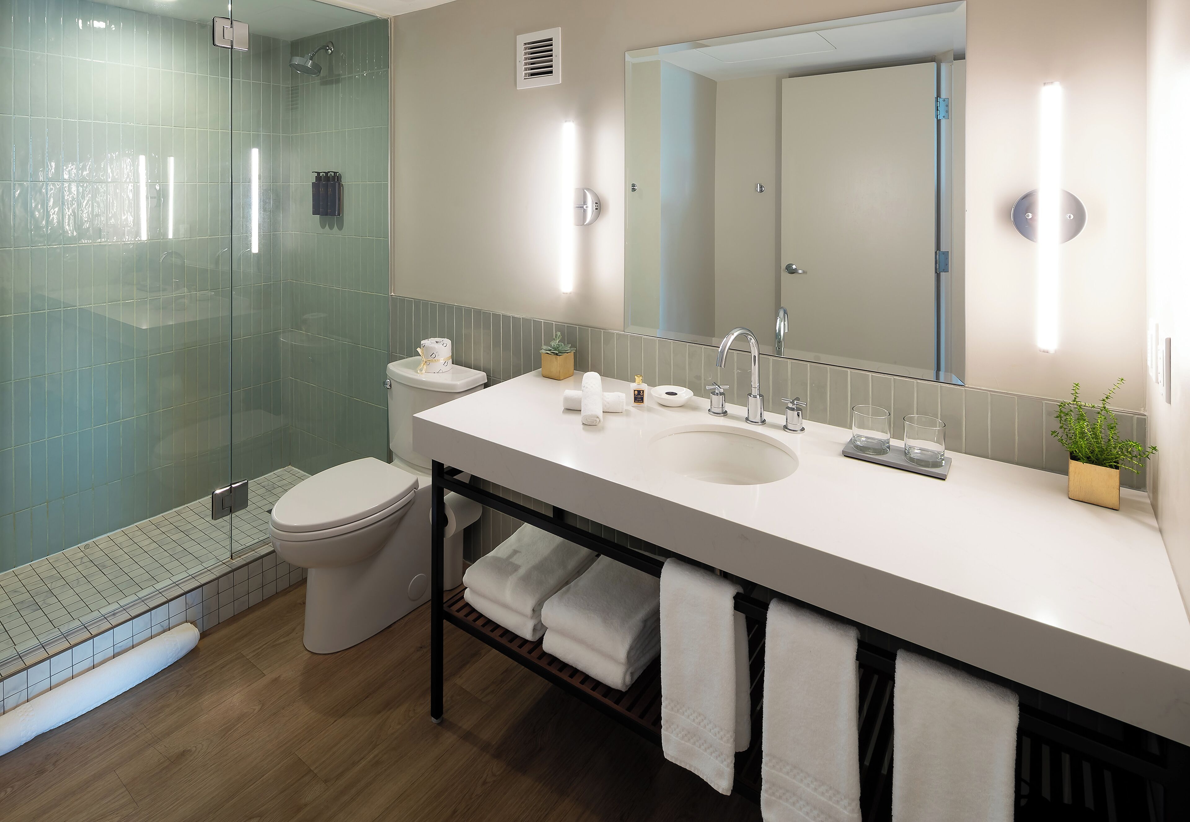 superior room, 1 king bed, bay view (bay view king) | bathroom | combined shower/bathtub, eco-friendly toiletries, hair dryer, towels