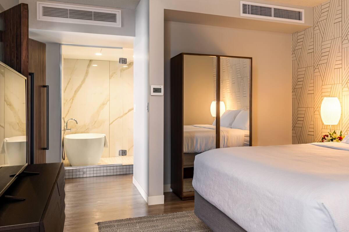 executive suite, 1 king bed, bay view (bay view king suite.) | premium bedding, in-room safe, desk, laptop workspace