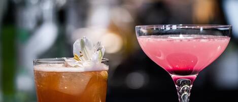 Dos bebidas sobre una barra.