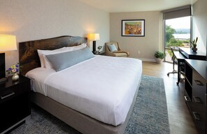 Premium bedding, in-room safe, desk, laptop workspace - Delamar Traverse City (Traverse City)