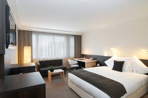 Premium Room, 1 Queen Bed, Non Smoking | Premium bedding, pillowtop beds, in-room safe, desk