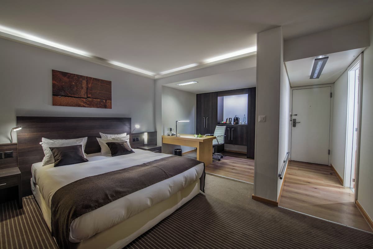 Junior Suite, 1 Queen Bed | Premium bedding, pillowtop beds, in-room safe, desk