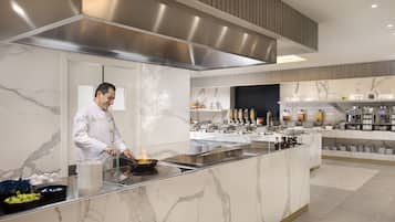 Tägliches Frühstücksbuffet (29 CHF pro Person)