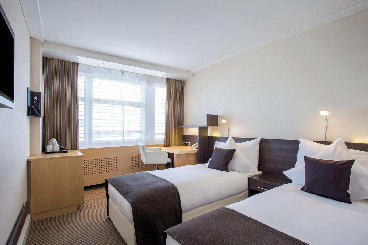 Standard Room, 2 Twin Beds | Premium bedding, pillowtop beds, in-room safe, desk