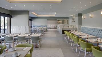 Petit déjeuner buffet (29 CHF par personne)