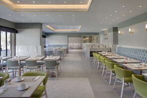 Daily buffet breakfast (CHF 29 per person)