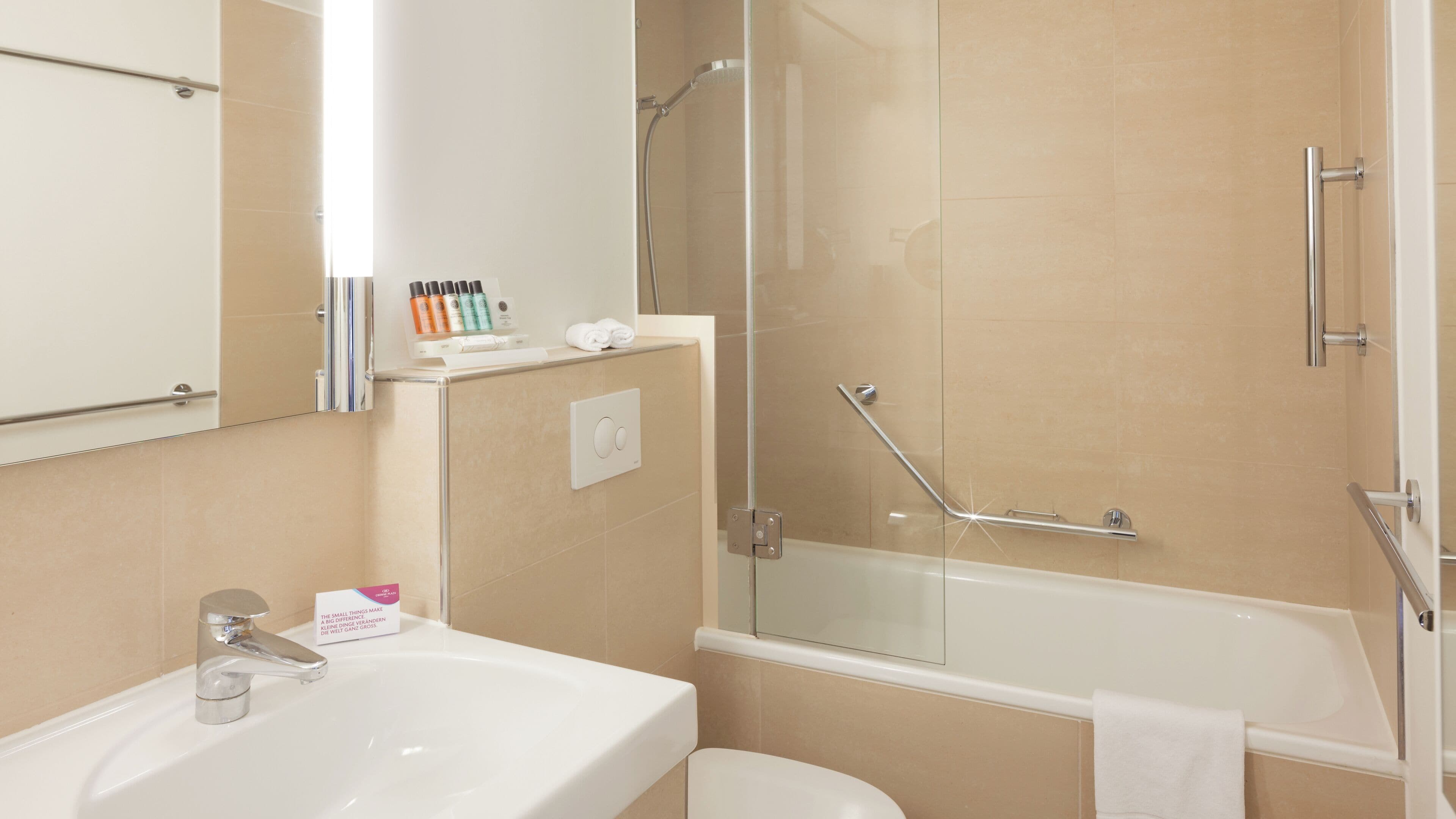 Un baño con bañera, ducha, lavamanos e inodoro.