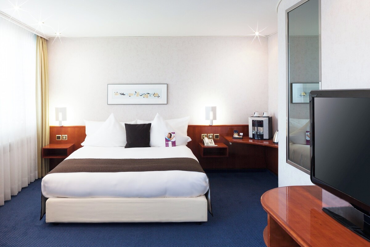 Junior Suite, 1 Queen Bed | Premium bedding, pillowtop beds, in-room safe, desk