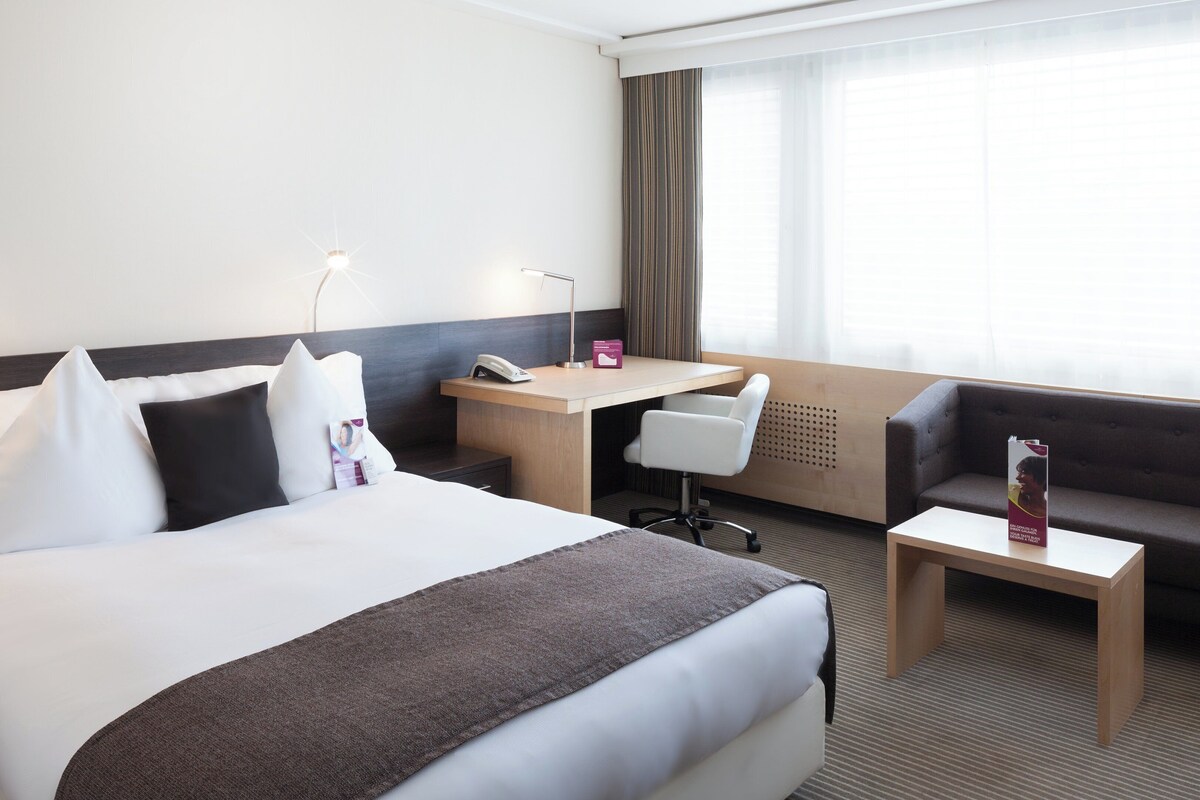 Premium Room, 1 Queen Bed | Premium bedding, pillowtop beds, in-room safe, desk