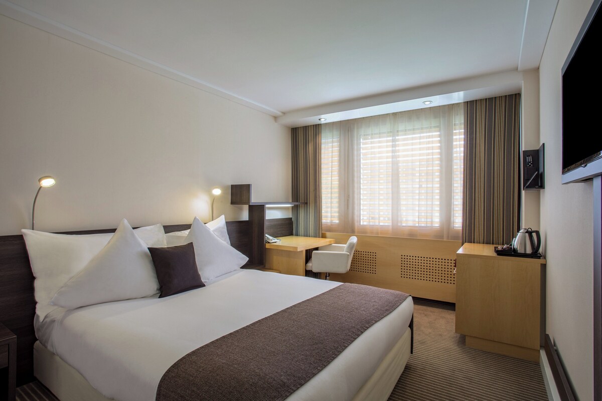 Standard Room, 1 Queen Bed | Premium bedding, pillowtop beds, in-room safe, desk