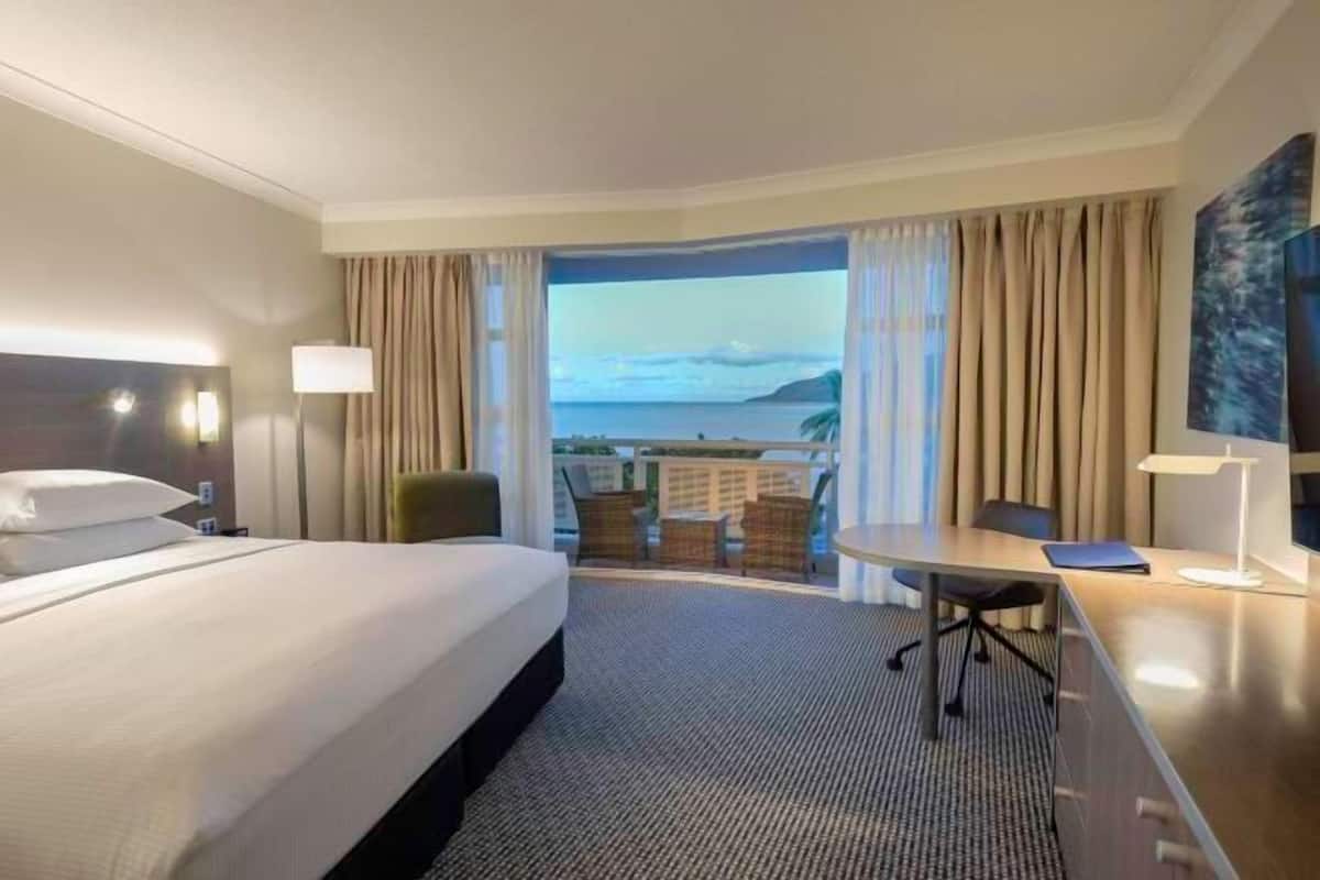 Hypo-allergenic bedding, in-room safe, desk, laptop workspace