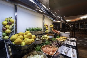 2 间餐厅，供应早餐、午餐和晚餐，地中海菜