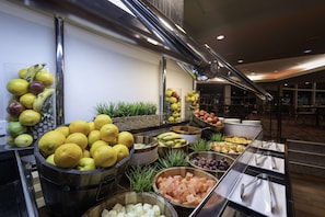 2 间餐厅,供应早餐、午餐和晚餐,地中海菜