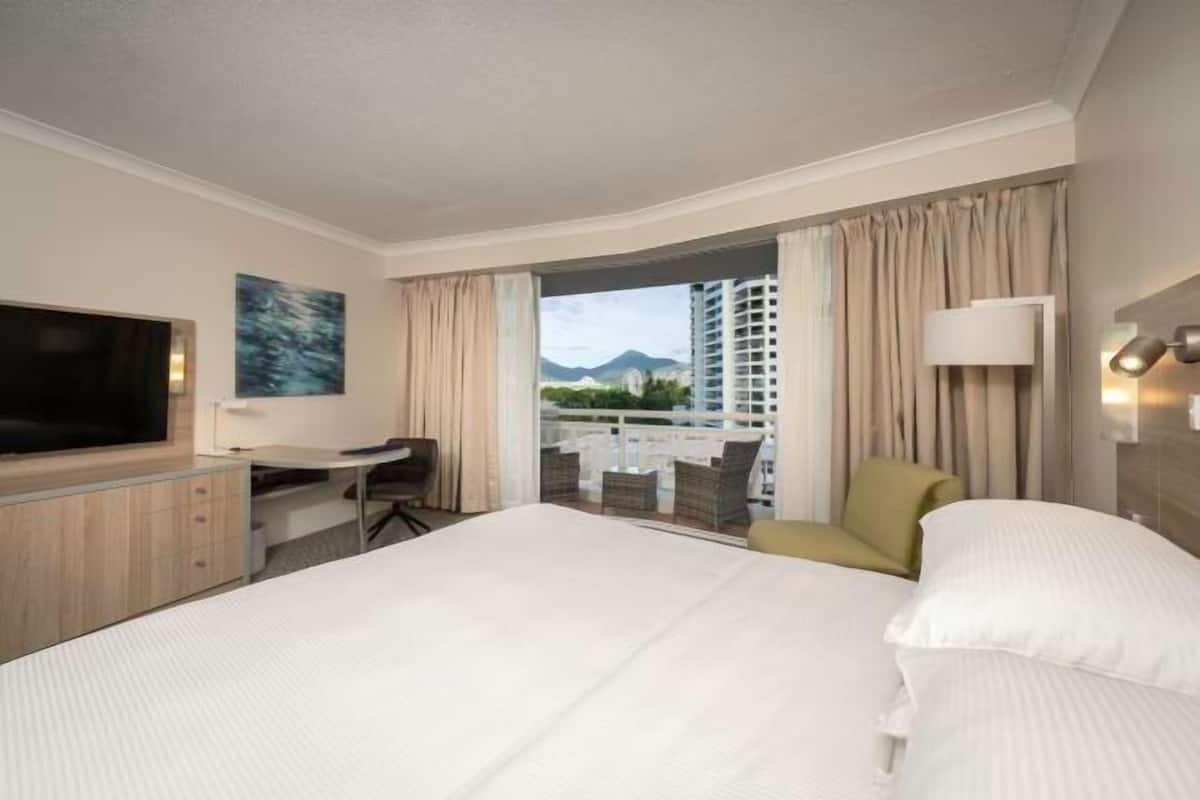Hypo-allergenic bedding, in-room safe, desk, laptop workspace