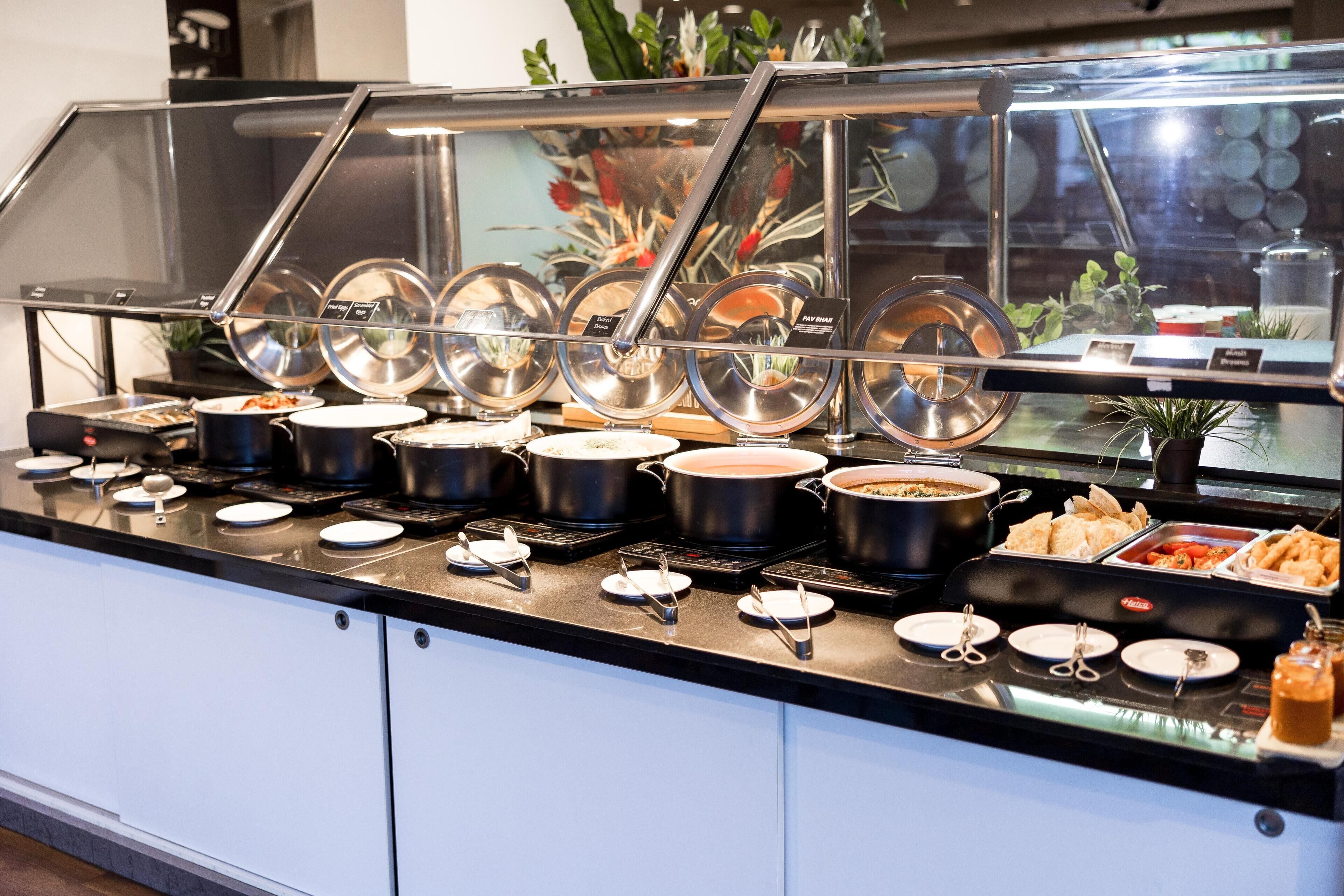 Ein Buffet mit verschiedenen Speisen und Besteck.