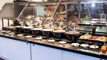 Ein Buffet mit verschiedenen Speisen und Besteck.