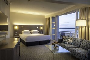 套房, 1 张特大床, 阳台, 海洋景观 | 防过敏的被褥、客房内保险箱、办公桌、笔记本电脑工作区