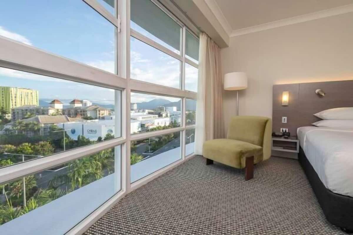 Hypo-allergenic bedding, in-room safe, desk, laptop workspace