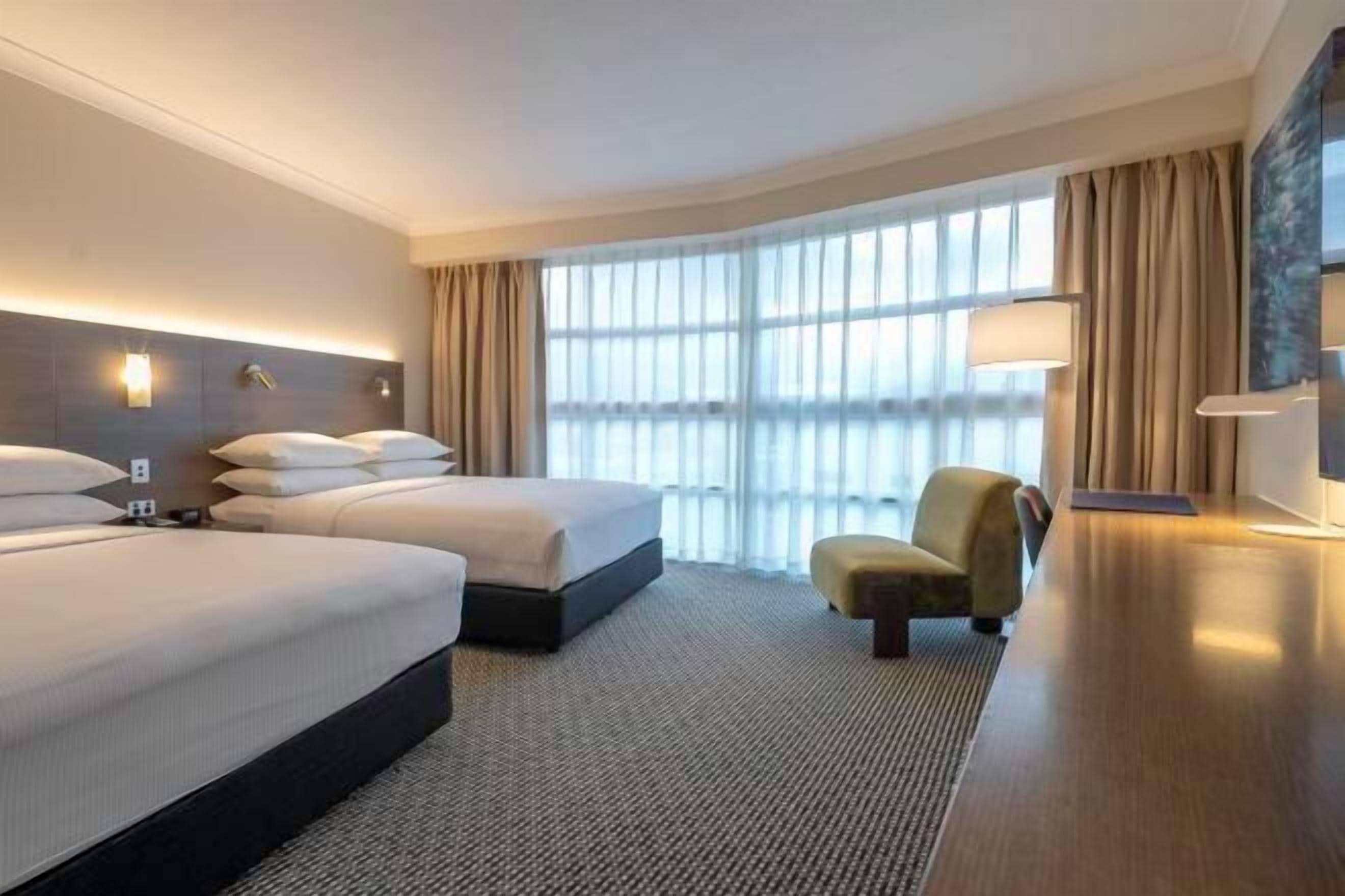 ملاءات للفراش لا تسبب الحساسية وخزنة داخل الغرفة ومكتب