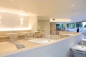 2 restaurants, breakfast, lunch, dinner served; Mediterranean cuisine - DoubleTree by Hilton Hotel Cairns (Cairns)