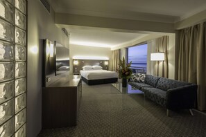 King One Bedroom Suite | Hypo-allergenic bedding, in-room safe, desk, laptop workspace - DoubleTree by Hilton Hotel Cairns (Cairns)