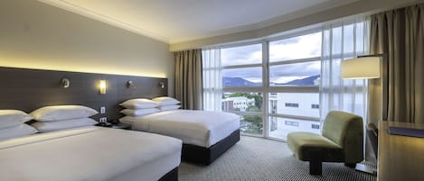 Chambre Deluxe, 2 lits doubles, vue montagne | Literie hypoallergénique, coffres-forts dans les chambres, bureau