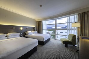 Deluxe-rum - 2 dubbelsängar - utsikt mot bergen | Allergitestade sängkläder, värdeförvaringsskåp på rummet och skrivbord