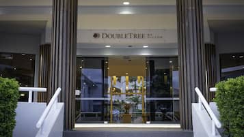 Ein Hotel Eingang mit einem Schild, das "DOUBLETREE BY HILTON" zeigt.