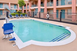 Una piscina al aire libre de temporada