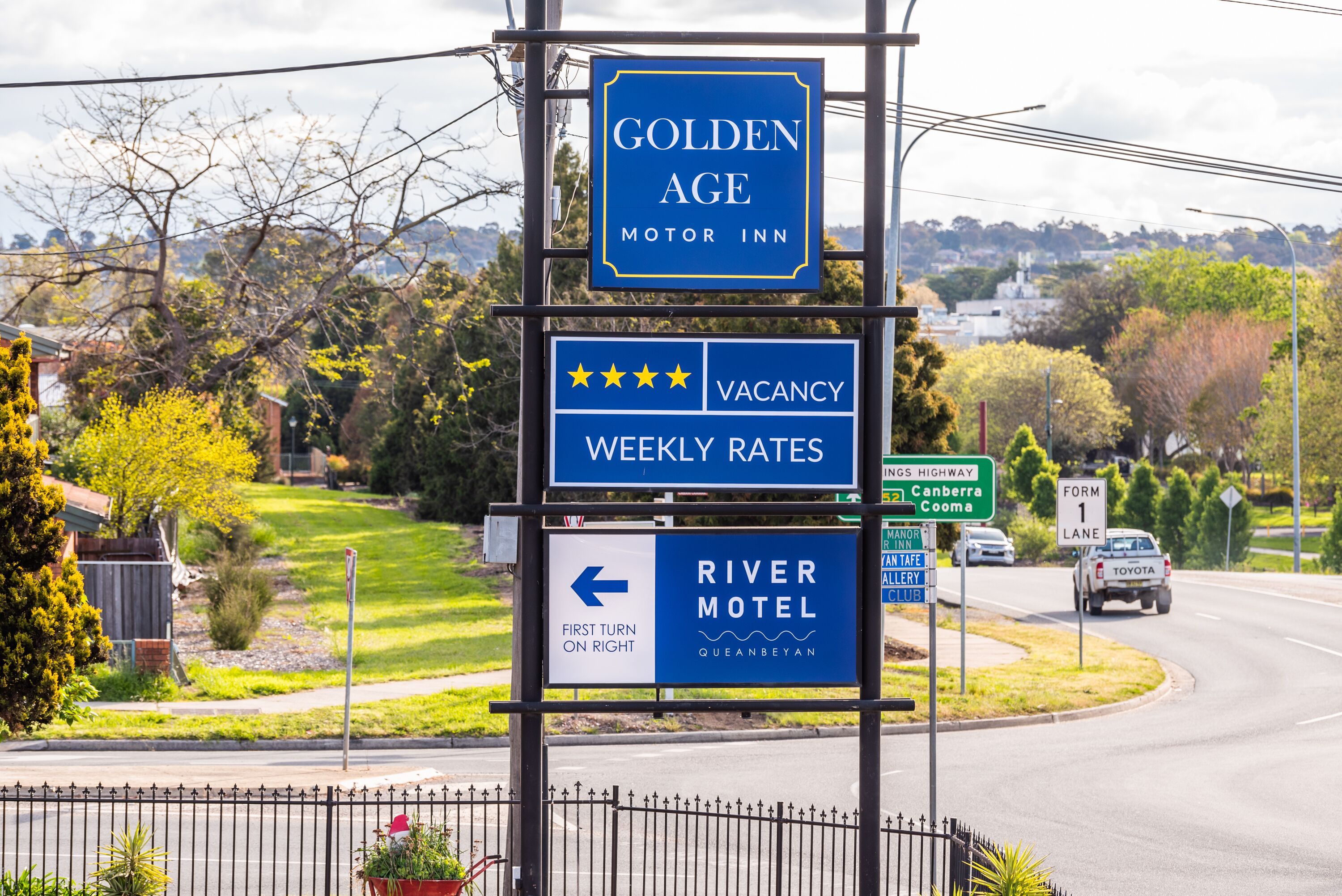 A motel sign with a vacancy notice and weekly rates.