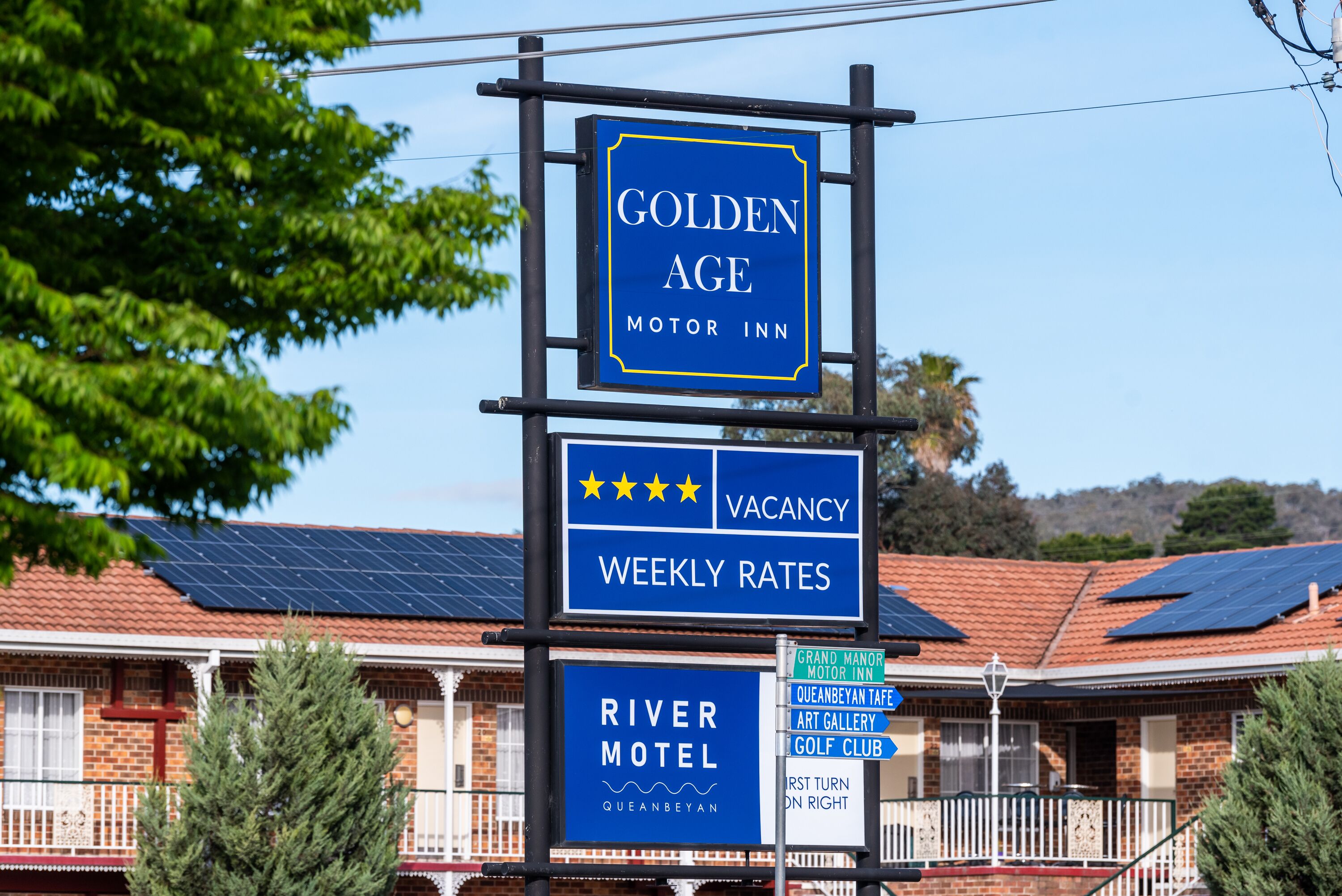 A motel sign with a vacancy and weekly rates.