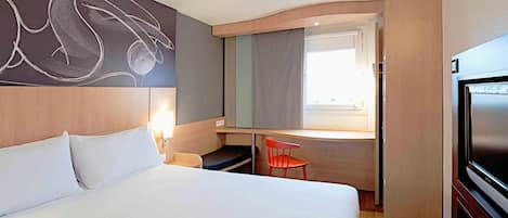 Premium bedding, desk, soundproofing, free cots/infant beds