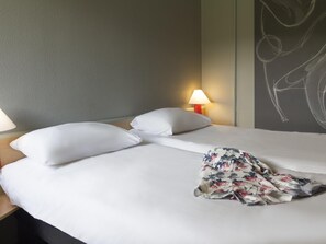 Ropa de cama de alta calidad, escritorio y sistema de insonorización 