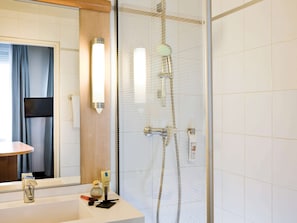 Quarto casal standard, 1 cama de casal | Banheiro | Produtos de toalete biodegradáveis, secador de cabelo, toalhas de banho