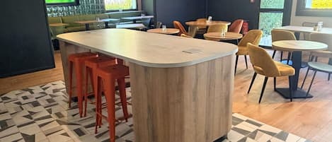 Eine moderne Bar mit einer Theke, Hockern und Sitzgelegenheiten.