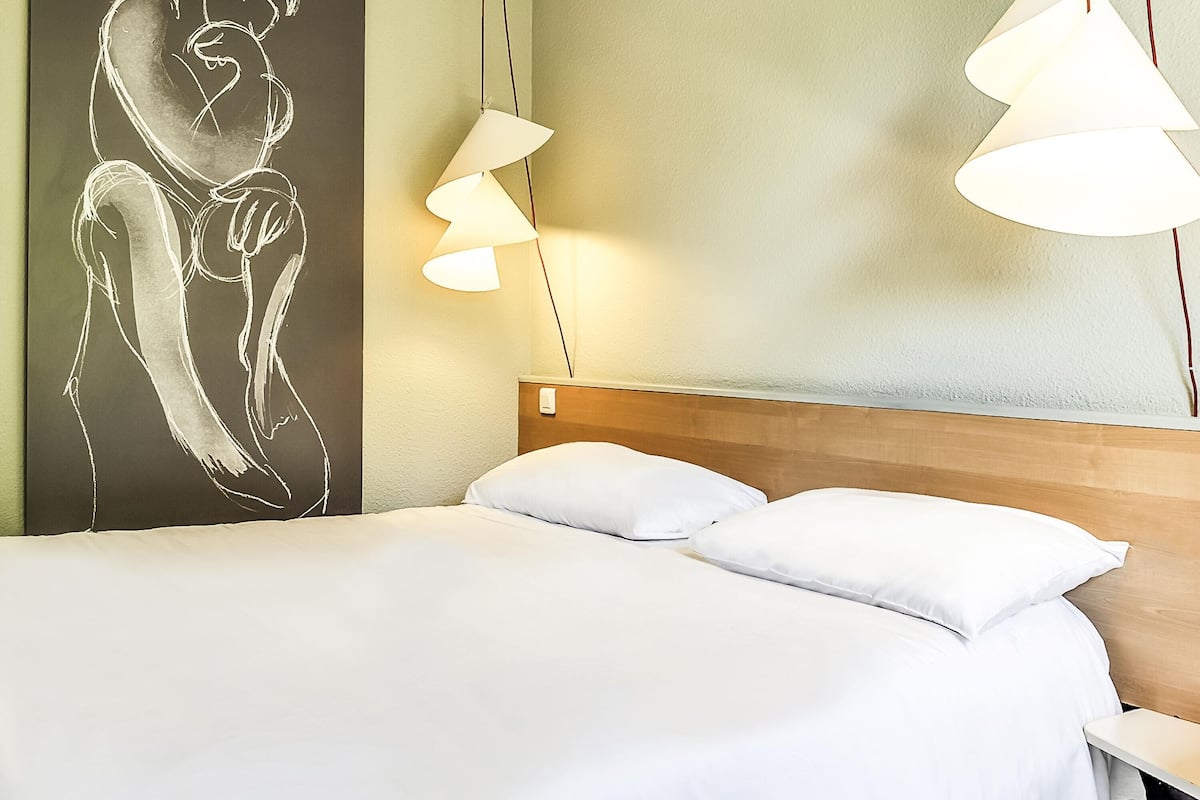 Quarto standard, 1 cama de casal | Roupas de cama premium, cofres nos quartos, escrivaninha