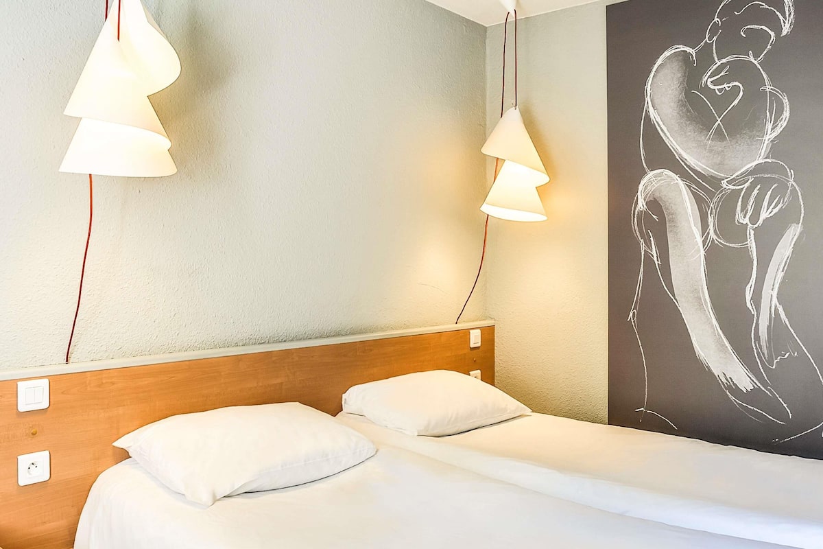 Quarto standard, 2 camas de solteiro | Roupas de cama premium, cofres nos quartos, escrivaninha
